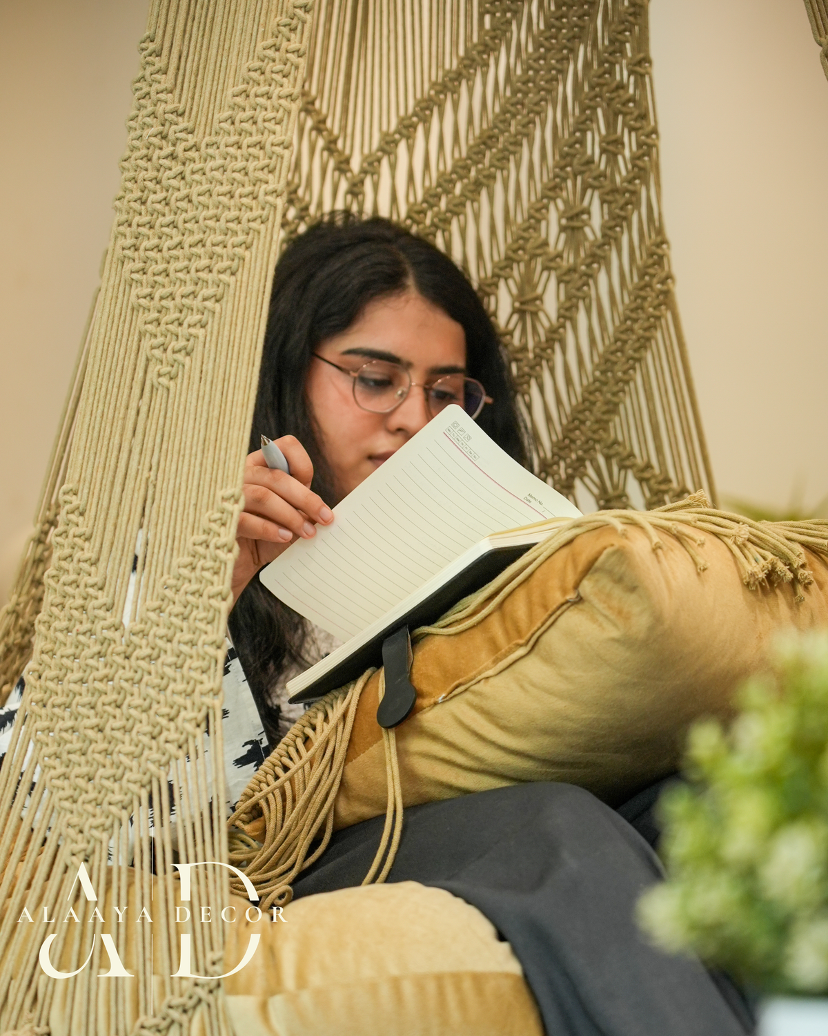 Macrame swing- Truly Beige